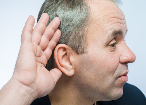 Homem com perda auditiva